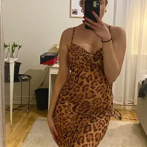 Säljer denna leopard klänning som jag köpt här på plick🐆super fin klänning, lite genomskinlig, säljer för 250 + frakt