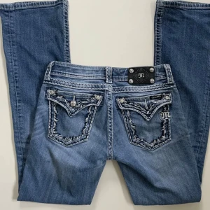  Lågmidjade bootcut miss me jeans 💗 - Fina miss me jeans 💗 lågmidjade 💗 bootcut 💗 ena knappen på fickan saknas men inget jag tycker man tänker på 💗köpte på plick 💗midjemått ca 36 rätt över 💗innerbenslängd ca 81 💗