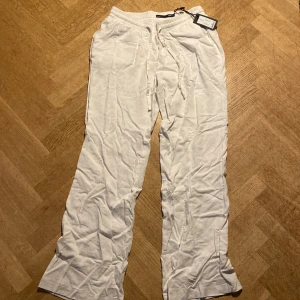 Vit linnebyxa - Vita linne byxor från lager 157 i storlek s. Aldrig andvända, prislappen finns kvar. Byxorna är ostrukna. Ordinarie pris 180kr säljer för 100kr💗