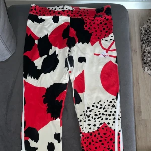 Adidas träningsbyxor - Byxorna är i storlek S. De är mid waist och de är i bomull material. Endast använda 1 gång. Köparen står för frakt.