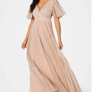 Balklänning rosa/beige - Balklänning från bubbleroom, aldrig använt eftersom den är lite för lång för min smak (är 170cm). Ser mer rosa ut i verkligheten och är även lite glittrig. Storlek M/38. 550kr+frakt