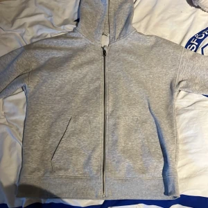 Zip Hoodie - Zip Hoodie från Cubus i färg grå storlek 158/164 men är väldigt stor så passar för S. Lagom använd med tecken på det. Nypris 400kr.