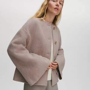 Jättefin jacka ifrån ABOUT YOU x Marie von Behrens🌸det är en smuts rosa färg på den och materialet är ull. Den har även lite vida armar. Köptes för 2400kr och säljer för 900kr🙌🏻💕
