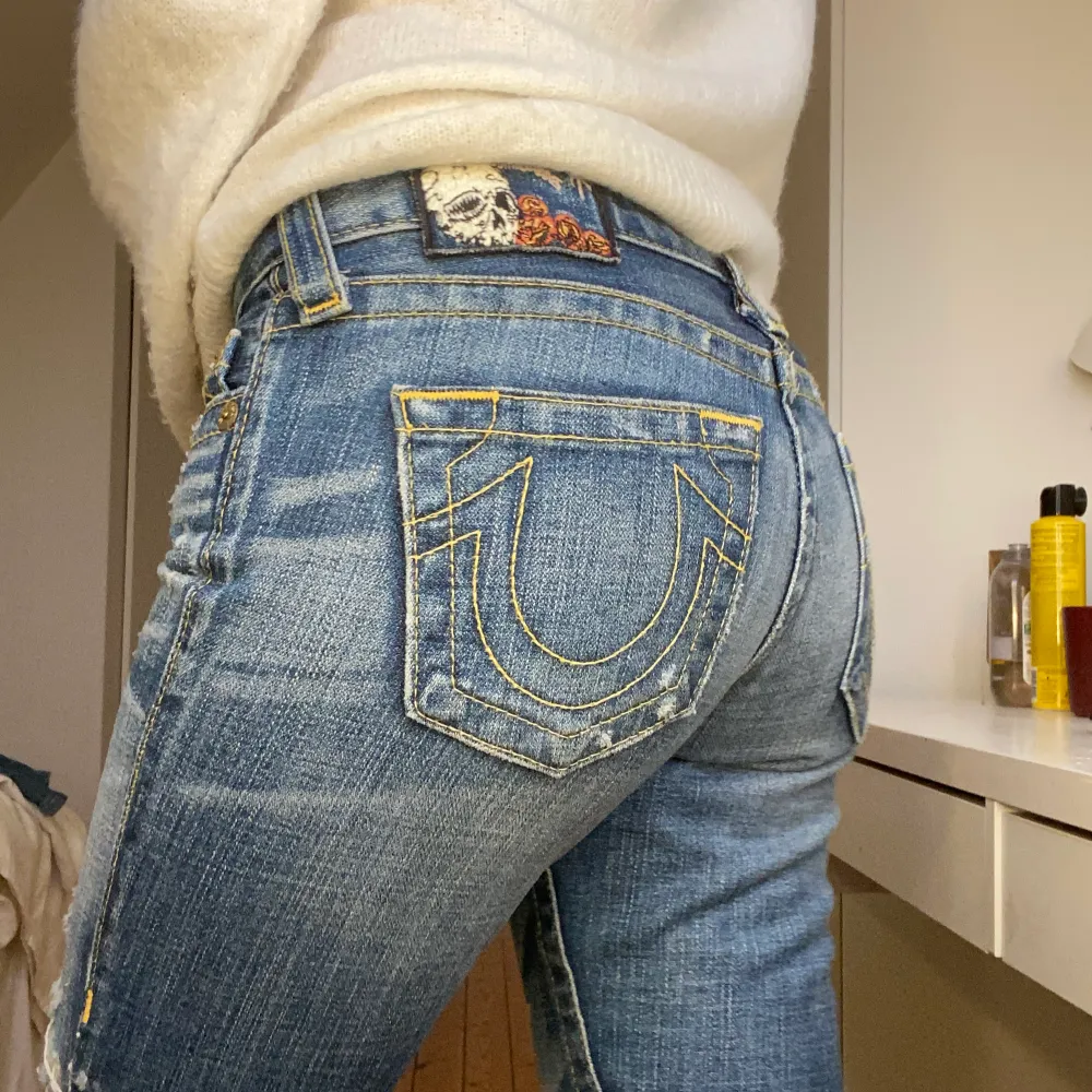 Super coola True religion jeans med igen täckta hål och snygga detaljer. Dom är i flare och jag har klippt dom längst ner för dom är var för långa. Storlek 26! Skriv gärna ifall du har frågor❤️❤️. Jeans & Byxor.