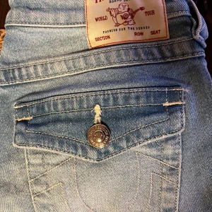 True Religion jeans - Säljer ett par helt nya True Religion Billie jeans. Inköpta på Nelly för 1499:-. Säljer då dom är förstora. Säljer till ett fast pris!