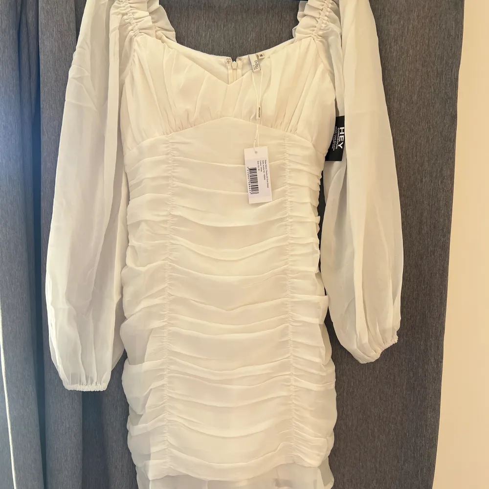 Jätte fin vit klänning helt oanvänd, lappen kvar, storlek 36. Klänningar.
