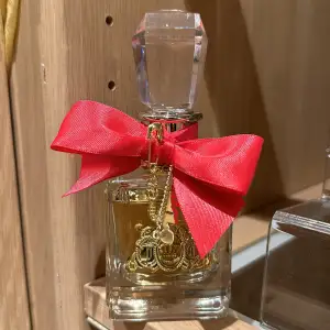 Juciy Coutoure parfym 50ml säljes för 500kr köpt för 850kr 