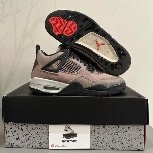 Jordan 4 - Jordan 4 Taupe Haze i storlek 38. Skick: 9/10 Pris: 2500kr Möts i Sthlm eller frakt mot kostnad 📲