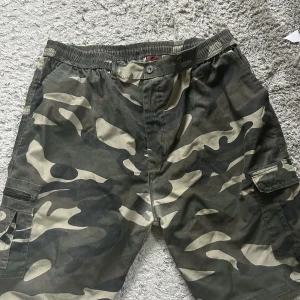 Kamouflage shorts  - Coola kamouflage shorts. Storlek 3xl men känns mindre och går att spänna hur mycket som helst i midjan. Pris går att diskutera 