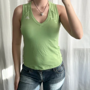 Adidas - Grön Adidas topp. Inga defekter. Storlek 42 men passar mer en 38 💕
