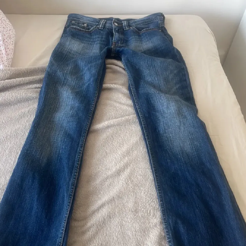 Trendiga levis jeans som är lågmidjade och bootcut, älskar vintage färgen på dem 😻😻, köpta för över 1000kr. Jeans & Byxor.