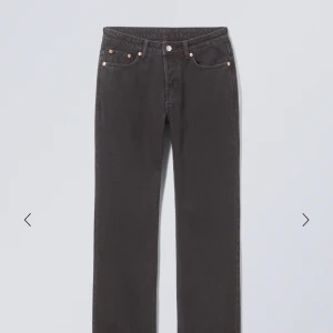 Weekday Jeans - Pin mid straight jeans från weekday! Dessa jeans är sååå fina och sitter mid/low-waist på mig! Raka i passformen och endast använda 2-3 gånger, så i väldigt bra skick!💓