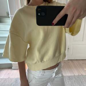 Säljer min egenklippta gula tröja! Jättesöt till våren💕Skriv för frågor eller fler bilder!