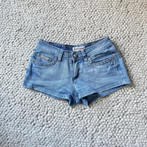 Lågmidjade jeansshorts  - Snygga lågmidjade jeansshorts!