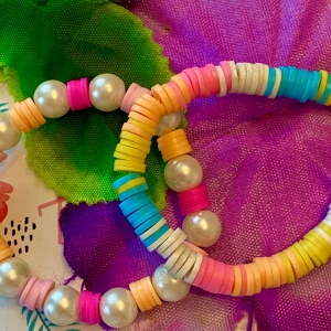 Clay Bead Armband- Preppy Combo!🫶🌺 - Här är ett fint preppy combo armband! Gjort av mycket glädje och kärlek!💓🌴 Elastisk tråd funkar för alla storlekar🌊 50kr plus frakt🥥🌷