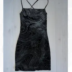 Jättesnygg glittrig klänning från H&M med snörning i ryggen! Endast använd ca 2 gånger, köparen står för frakt💅🏼
