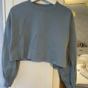 Croppad sweatshirt - Snygg blå croppad sweatshirt från HM! Storlek M