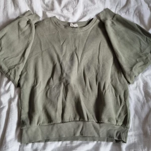 Ljusgrön collagetröja  - Ljusgrön collegetröja utan tryck, basic basplagg som passar till de mesta, skönt material, strl. M, men passar nog S och XS. 