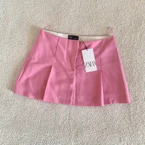 Superfin rosa veckad kjol från ZARA. Ny med tags kvar, utan anmärkningar.