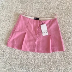ZARA rosa veckad kjol - Superfin rosa veckad kjol från ZARA. Ny med tags kvar, utan anmärkningar.
