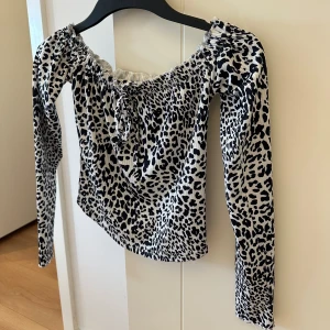 Offshoulder topp🤍🖤 - Offshoulder topp säljes, endast testad storlek Xs
