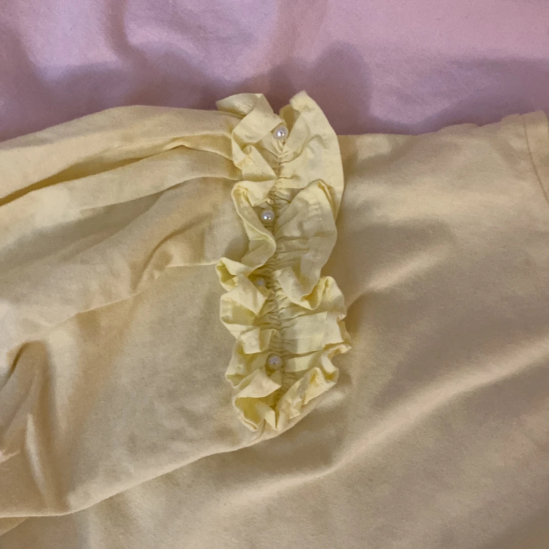 Gul tröja med puffar  - 90