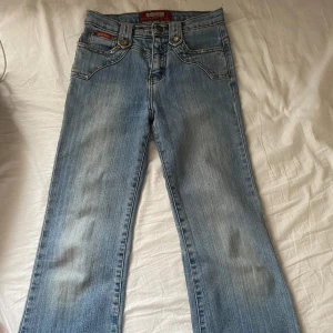 Blåa bootcut jeans - Säljer dessa skitsnygga jeans då dom inte passar! Små i storleken så tror dom skulle passa någon som är 160 max💖 liten fläck under ena fickan i bak (se bild 3) men inget man lägger märke till☺️midjemått: 32cm tvärs över, innerbenslängd: 63cm😇