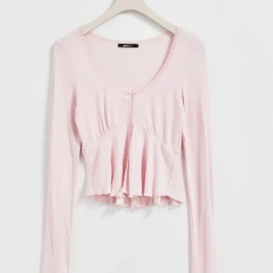 Rosa urringad tröja - Super gullig ljus rosa urringad tröja med slits. Bra skick och endast använd Max 2 ggr✨