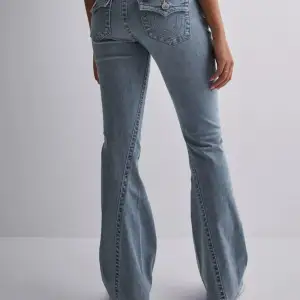 True religion jeans i storlek 29, helt oanvända då jag beställde i 2 storlekar men hann inte skicka tillbaka i tid.