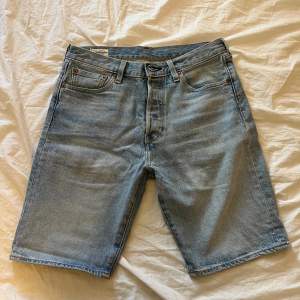 Levis jeans shorts i storlek w29