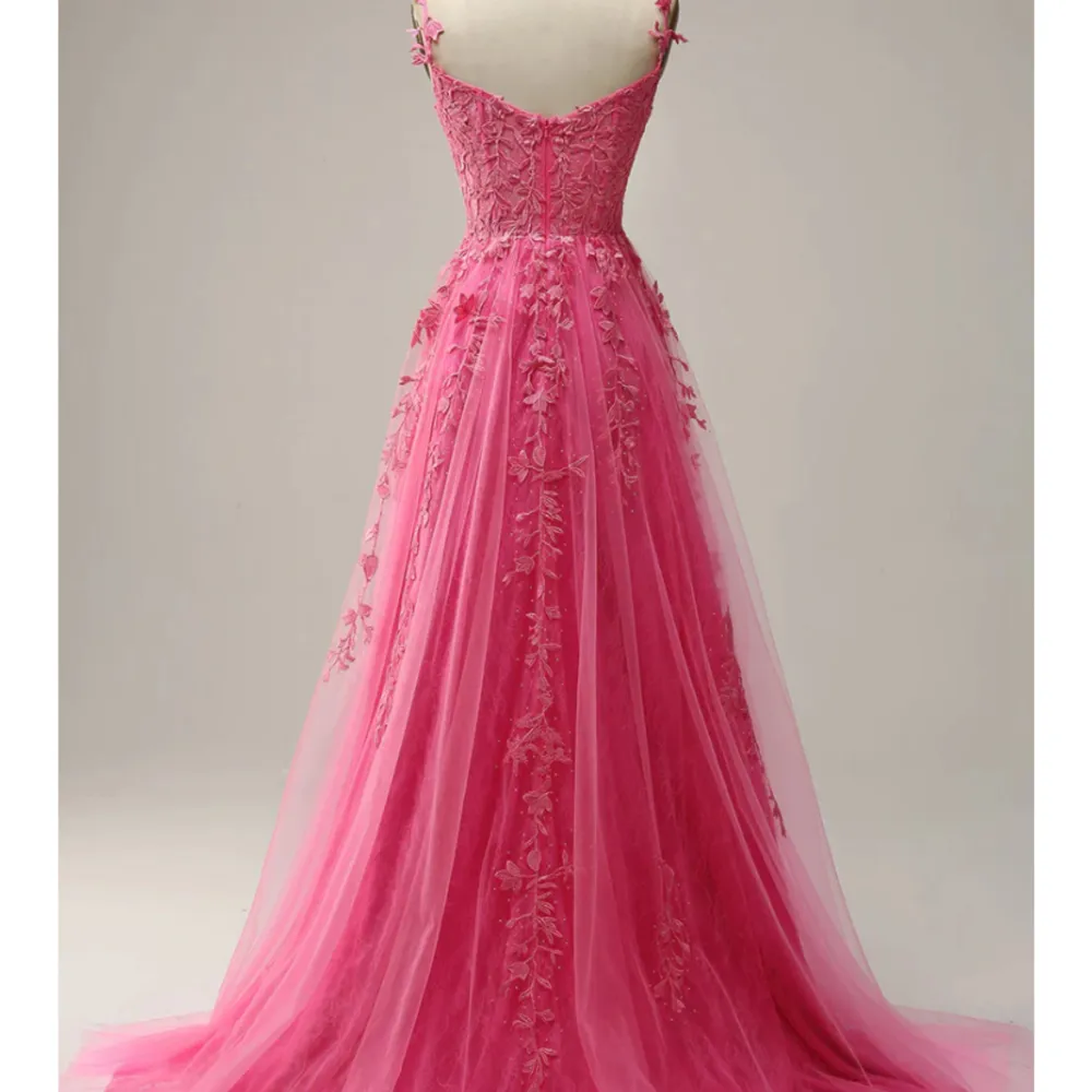 Säljer min fina rosa balklänning från Zapaka då den är för stor för mig i bysten & jag hittat annan! Sjukt vacker och endast testad hemma🤍 skriv privat för eventuella frågor!🤍 . Klänningar.