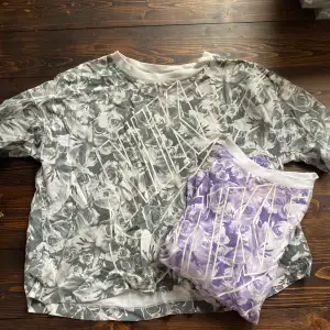 Två stycken likadana T-shirts från Nike i fint skick. En lila och en grå med blommotiv. Oversize
