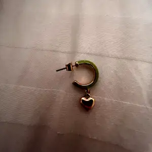 Grönt örhänge (single)  med ett guld hjärta 