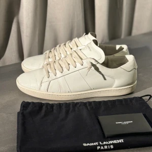 Saint Laurent skor - Hej, säljer nu dessa as snygga ysl skorna. Storlek 43 😇 nypris runt 6899kr mitt pris 1899kr. Priset går att diskutera vid snabb affär ⭐️🙌🏻