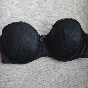 Svart bh - Jätte fin bh i mycket bra skick. Spets från Hunkemöller.