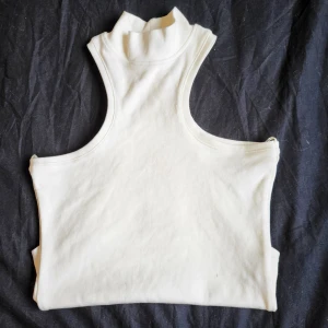 Vit Zara Bodysuit  - Aldrig använd Zara bodysuit då jag inte vet hur jag ska styla den. Hel vit och bra kvalité. Storlek M men jag tycker att den passar Xs-S mer. 