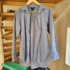 Nyskick, snygg sommarskjorta med fickor i sidan 