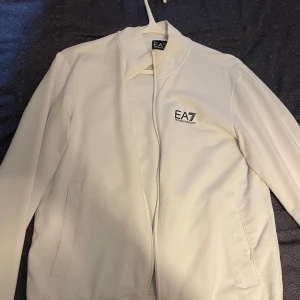 Emperio Armani tröja vit S - En vit tröja med dragkedja från Emperio Armani. Den är i bra skick, använd få gånger. Kvitto finns 