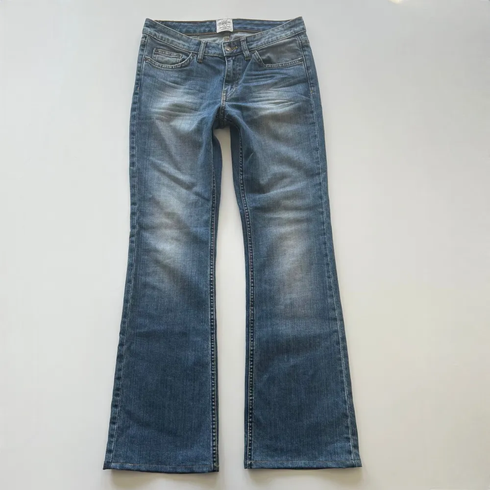 Lågmidjade ljusblåa bootcut jeans från H&M, äldre kollektion. Midjemått: 76 cm. Innerbenslängd: 77 cm. Inga defekter. Modellen är 167 cm lång. Skriv privat för mer bilder och mått 💘. Jeans & Byxor.