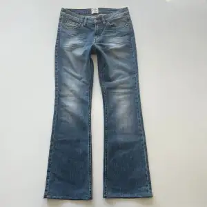 Lågmidjade ljusblåa bootcut jeans från H&M, äldre kollektion. Midjemått: 76 cm. Innerbenslängd: 77 cm. Inga defekter. Modellen är 167 cm lång. Skriv privat för mer bilder och mått 💘