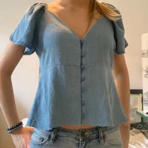Blå blus  - Blå blus i denim tyg med knappar framtill från zara