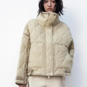Zara quiltad jacka  - Helt ny jacka från zara, prislappen kvar Storlek S  Ord pris 699kr
