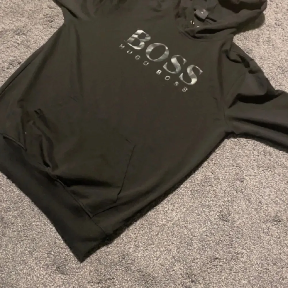 En jättefräsch Hugo boss hoodie som ligger i utmärkt skick, använd bara ett fåtal gånger. Den är i XXL men passar mer som L-Xl. Pris kan diskuteras vid snabbaffär . Hoodies.