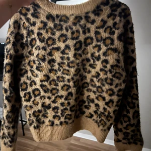 Stickad tröja med leopardmönster - Jättefin stickad tröja i leopardmönster. Från hm 💕