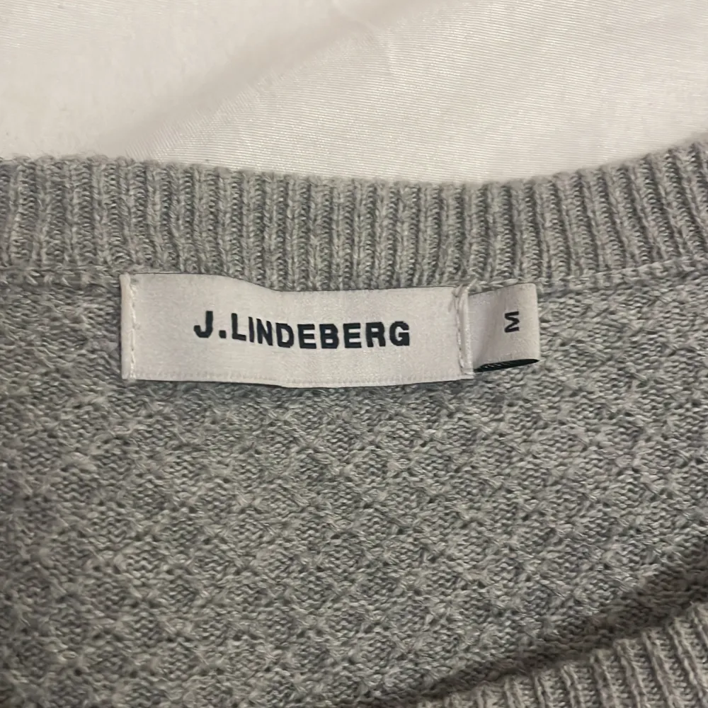 Säljer en j.lindeberg tröja pga jag inte använder den. Storlek M. I princip oanvänd. Pris kan diskuteras . Tröjor & Koftor.
