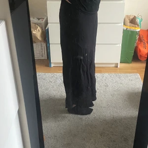 Svart lätt sommrig kjol - Tunn svart kjol bra skick skön för sommaren