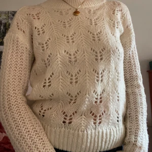 Vit stickad tröja - Fin stickad tröja vit. Märke Noisy may. Storlek S. Kan möta upp i Göteborg 