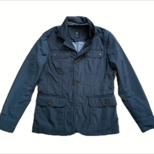 Field jacket - Riktigt fet field jacket i dun material!  Märke: Riley Storlek: S, Modellen är 168cm och väger 55kg, passar även lite större och mindre!  Nypris: 1999 Skick: 10/10 Om ni har några frågor är det bara att skriva!🙌