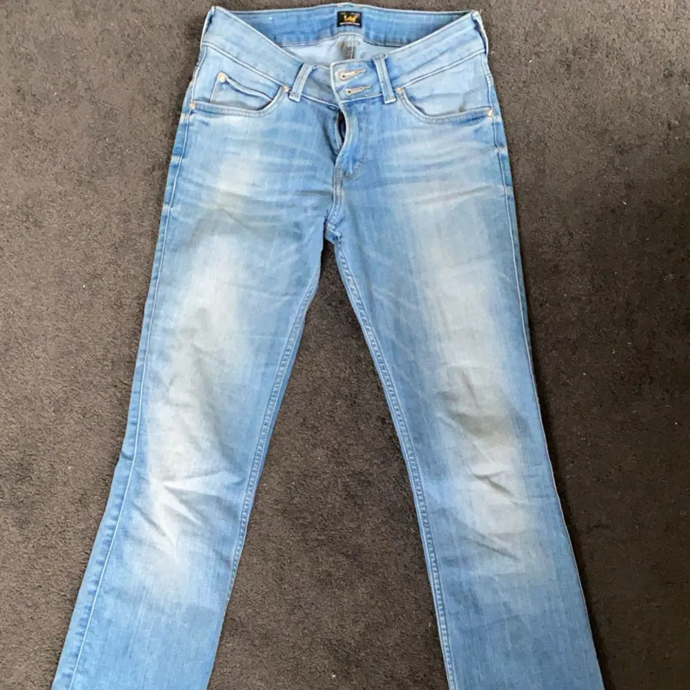 Lågmidjade jeans från lee i ljusblå färg. Super fina till vår och sommar!! Inte kommit till någon användning på det senaste och skicket på jeansen är super. W25 passar flera storlekar då det är bra stretch . Pris diskuteras vid snabb affär. Jeans & Byxor.