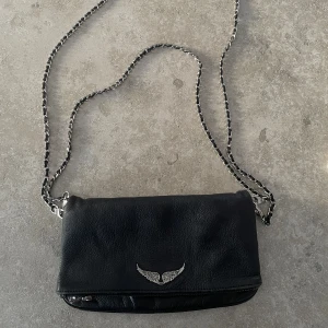 Zadig & Voltaire Rock Grained Leather Bag - Väska i kalvläder från Zadig i fint skick.  Dubbla kedjor.  Bred 27, höjd 13. Lite skavd i kanterna i den nedre delen.  Nypris ca 4100 kr